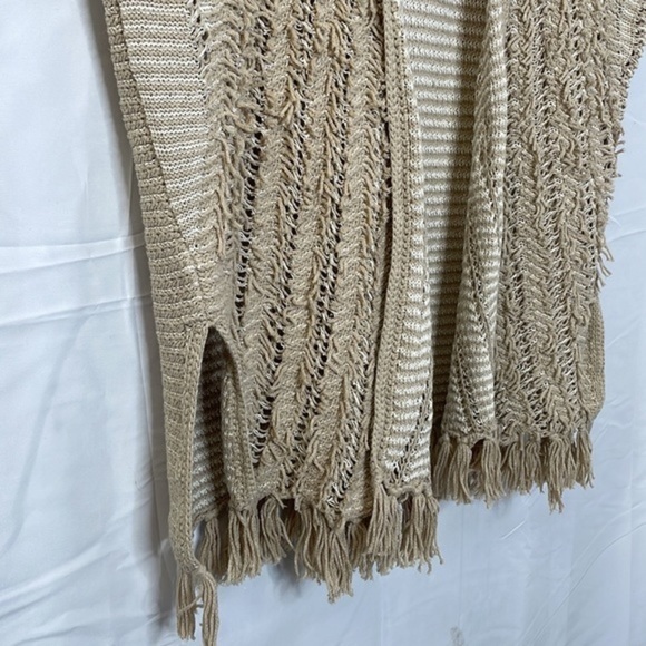 𝅺nwt Loft textured open front sleeveless cardigan.  Fringe. Tan & white. Medium - Picture 4 of 9